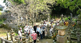 島津今和泉家歴代のお墓群.jpg