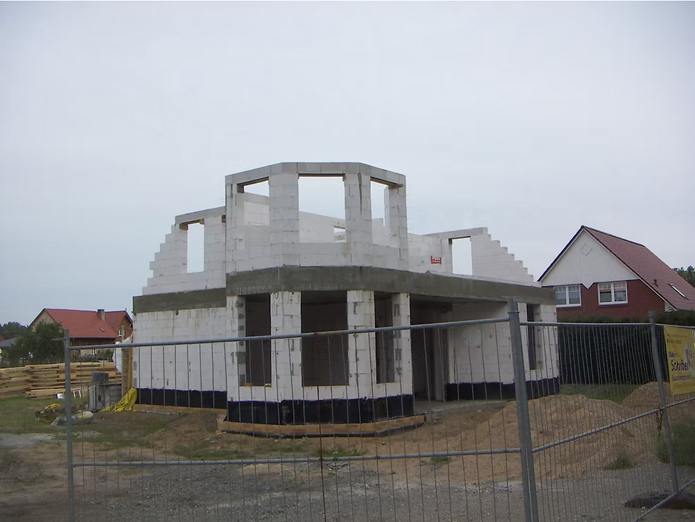 Neubau eines modernen Einfamilienhauses in der Rohbauphase – professionelle Bauplanung und Mauerwerksbau