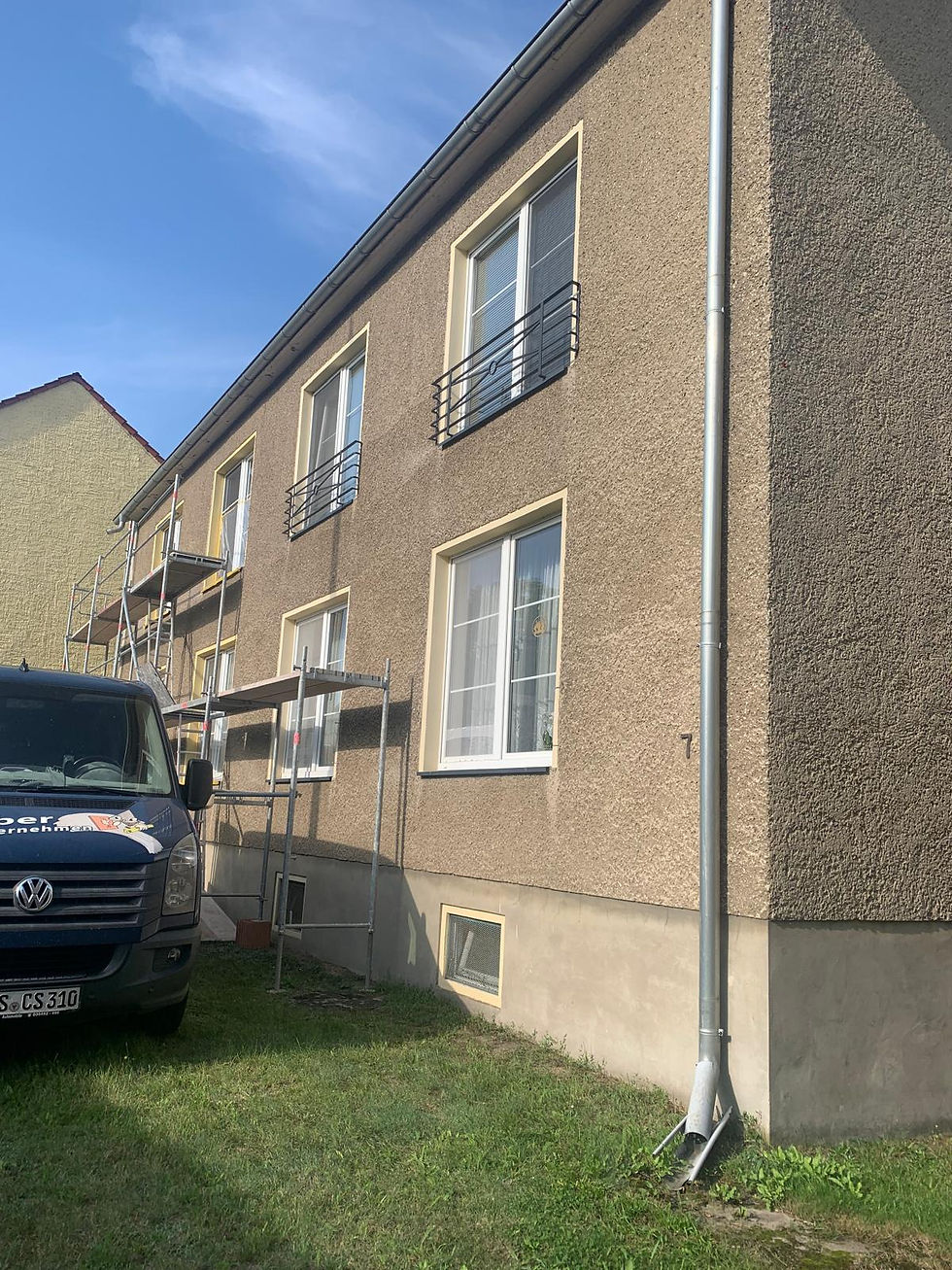 Fassadensanierung an einem Mehrfamilienhaus – Renovierungsarbeiten mit Gerüst für moderne Wärmedämmung