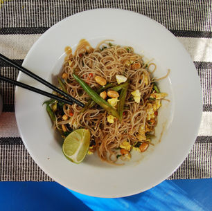 Fideos de arroz salteados con chauchas, huevo y manÃ