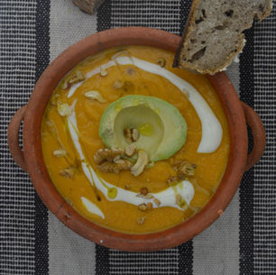 Sopa de calabaza, coco y palta