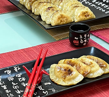 Sajtos gyoza szakés chilis sajtszósszal