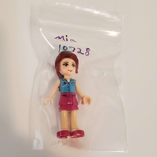 Mia from Lego Friends set #10728 | Bricks N' Games