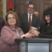 Action-Chômage apporte des cennes noires à Ottawa pour demander la fin du trou Noir