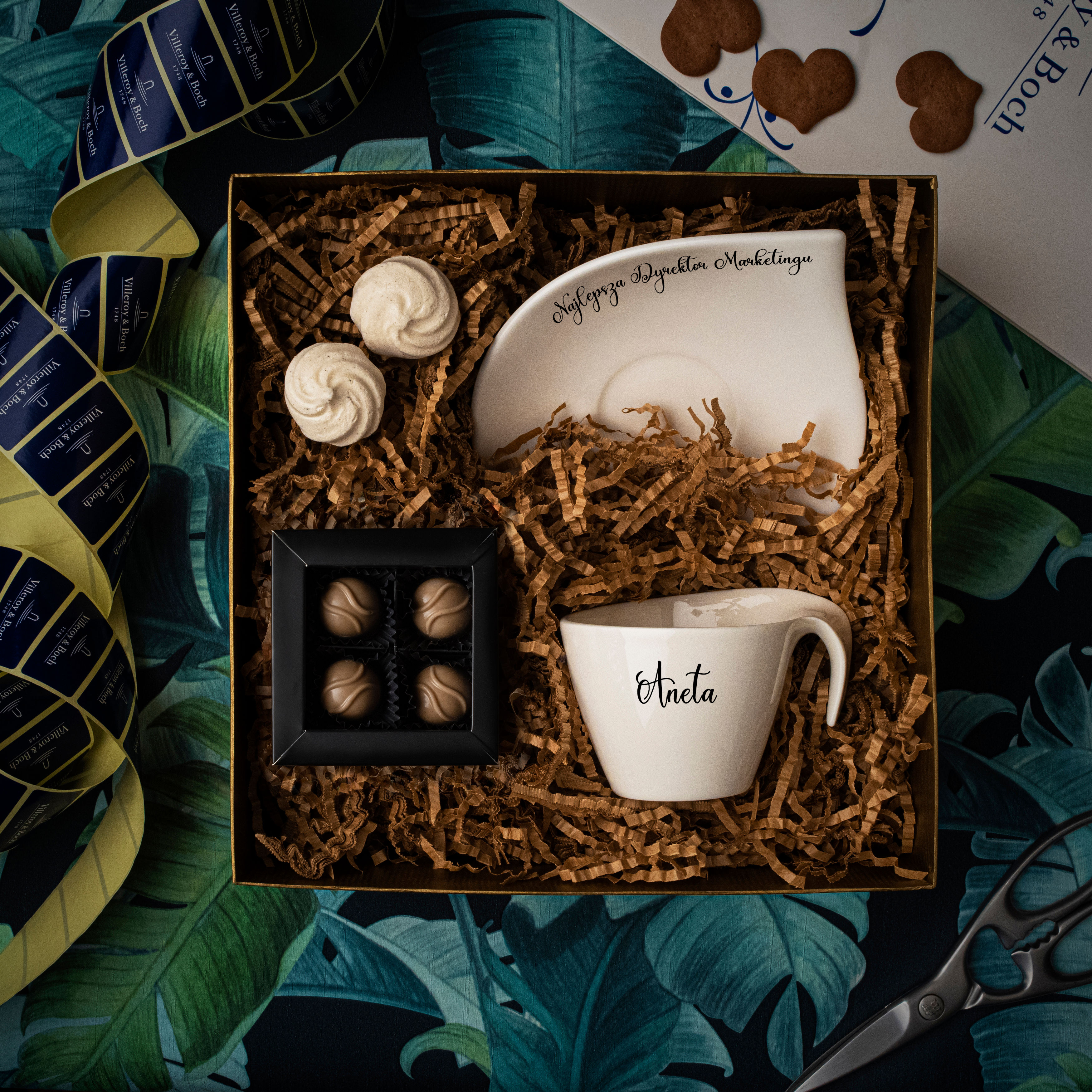 Filiżanka Flow z eleganckimi pralinkami Manufaktury Czekolady