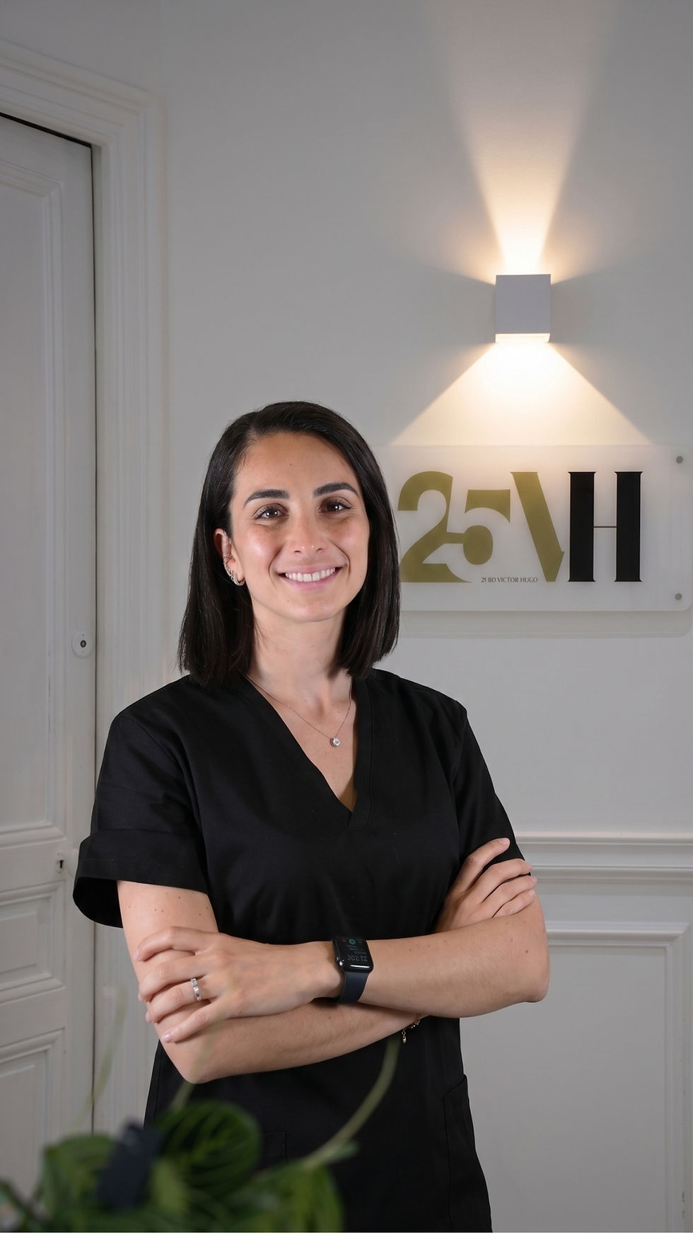 Portrait du Dr Eve Naman, chirurgien-dentiste spécialisée en implantologie et esthétique dentaire à Nice.