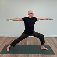 homme en posture de yoga pendant un cours de hatha à Paris