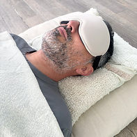 Homme en pleine relaxation pendant un cours de Yoga Nidra chez Yonow