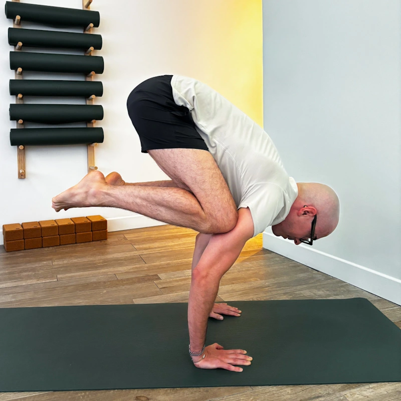 Séance de vinyasa au studio de yoga Yonow à Paris, pratique dynamique et énergisante avec enchainement fluide