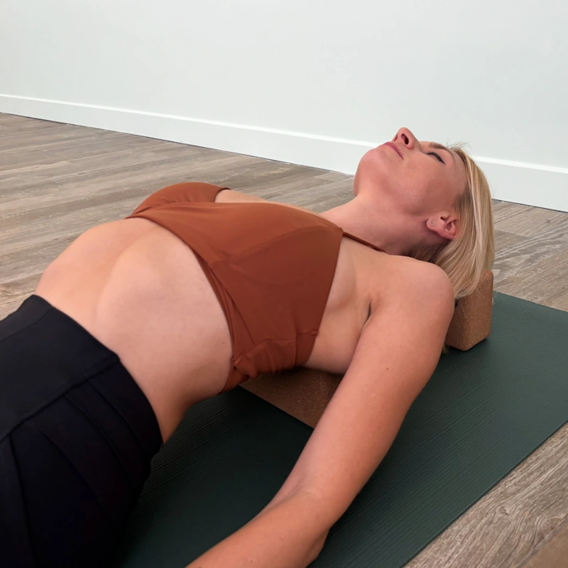 Posture de yin yoga relaxante au studio de yoga Yonow à Paris Gambetta, pratique douce et méditative
