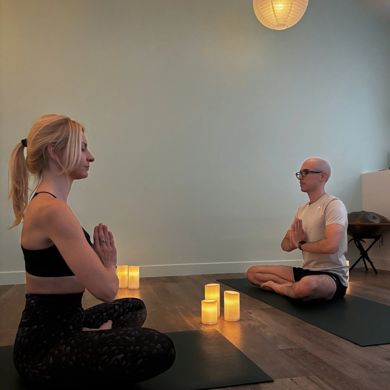 Cours de yoga Flow Nocturne à la bougie au studio Yonow à Paris, pratique apaisante en soirée