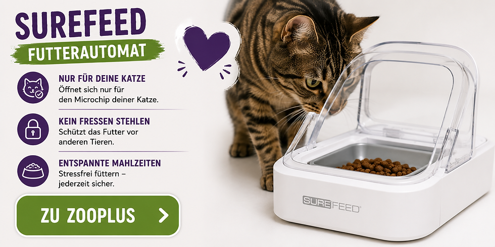 Getigerte Katze neben offenem SureFeed-Futterautomat; Werbetext: Nur für deine Katze, kein Fressen stehlen, zu Zooplus.