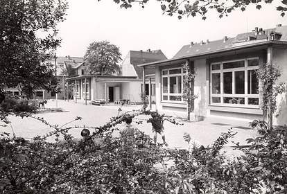 Historische Abbildung von der Außenfassade der Kinderwelt.