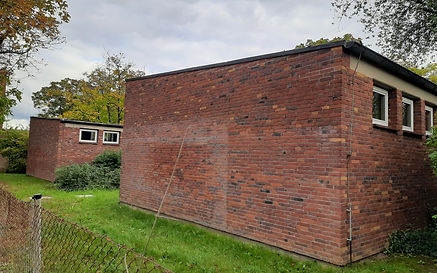 Seitliche Ansicht auf die Klassenriegel, bestehend aus rotem Klinkerstein.
