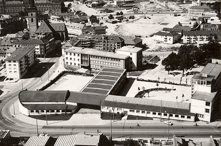 Das Ludwig-Georgs-Gymnasium in der Vogelperspektive mit Blick auf den langen Trakt.