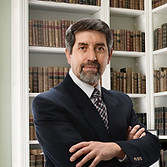 Hombre en la biblioteca