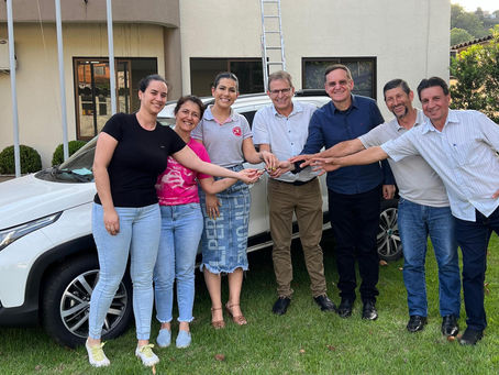 No Oeste, deputado Miotto entrega veículos à saúde e educação, e equipamentos agrícolas e escolares