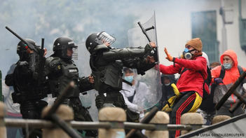 Tres policías suspendidos tras agredir a periodistas que cubrían las protestas en Bogotá