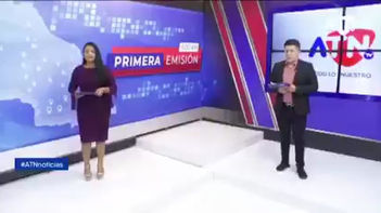 En pleno noticiero, una lámina por poco le cae encima a una presentadora de televisión
