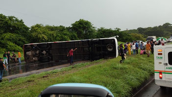 1 muerto y 16 heridos deja volcamiento de Bus de Brasilia en el sur de Cesar