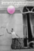 Frau die Luftballon loslässt - loslassen lernen