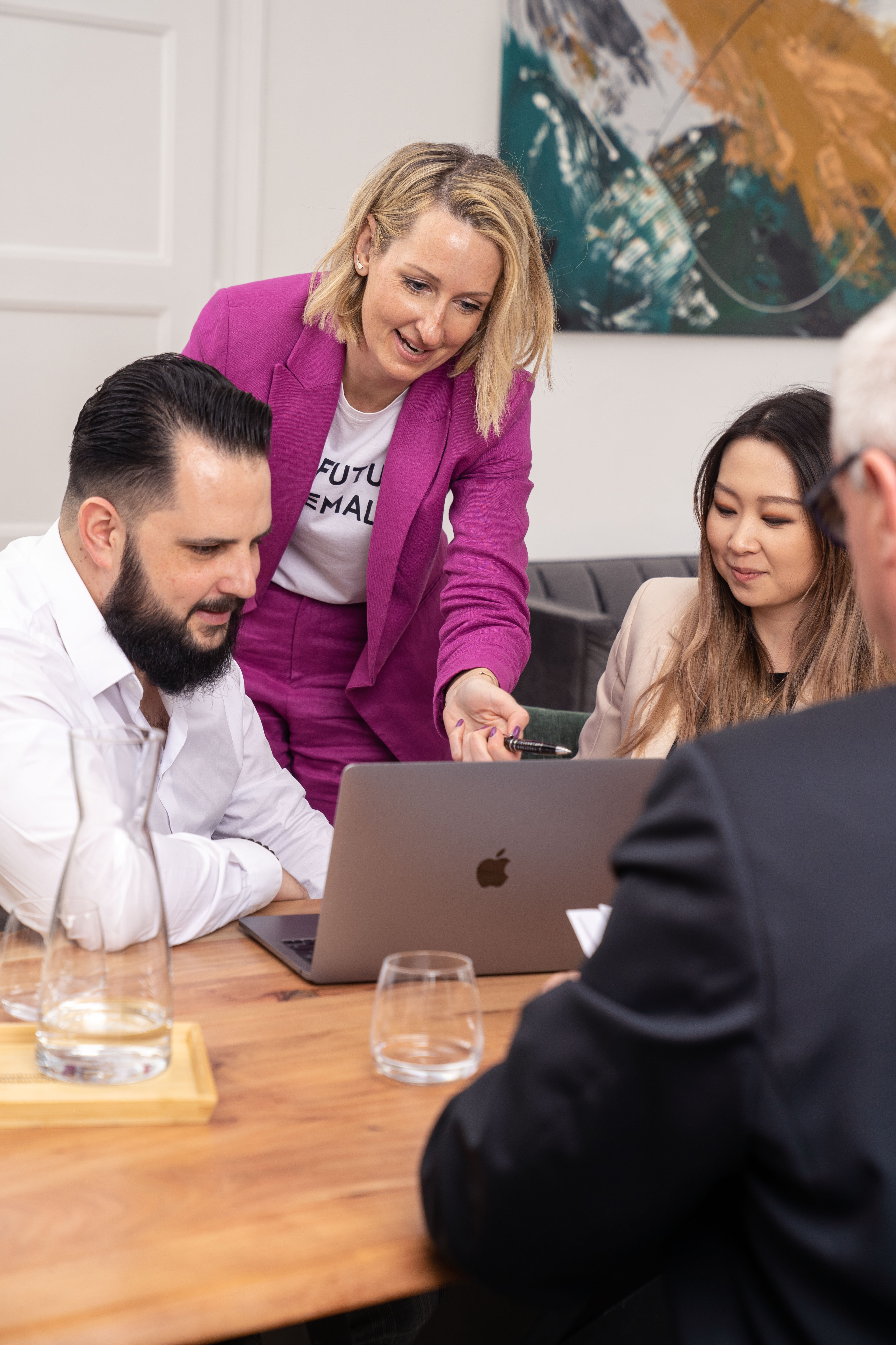 Team von ERFINDERISCH bei der gemeinsamen Entwicklung einer Marketingstrategie