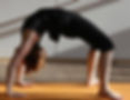 Nathalie Tisseyre präsentiert in einem Yogakurs ihre Anleitung zur Yogapose 'Brücke' für ihre Schülerinnen