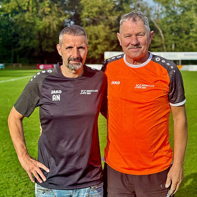 JSG A-Junioren: Platzwart Siegbert Herrmann als Dankeschön JSG-Trikot überreicht