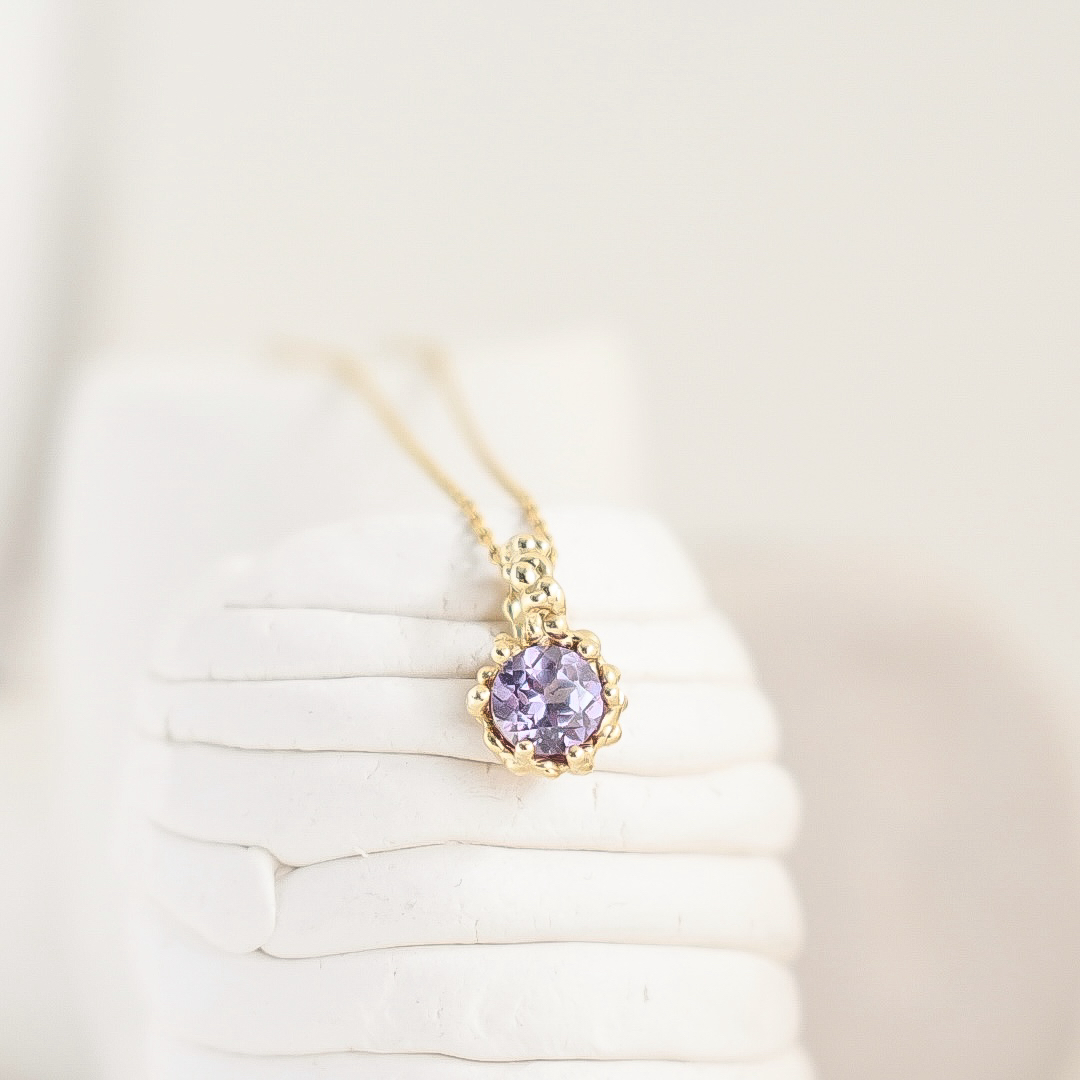 VIOLA - Colour change sapphire pendant - 10k