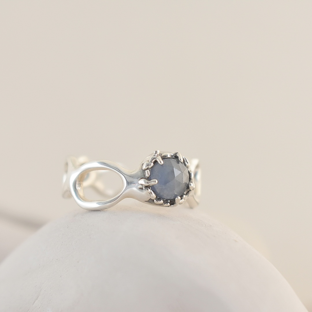 VOLLMOND - Sapphire Ring - Size 8