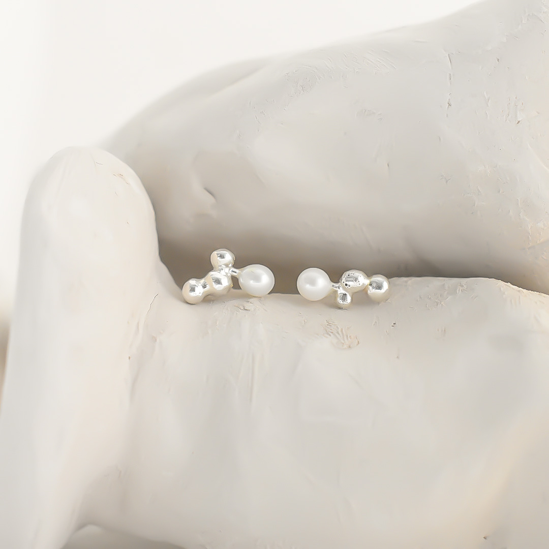 HYADES - Stud earrings with pearls