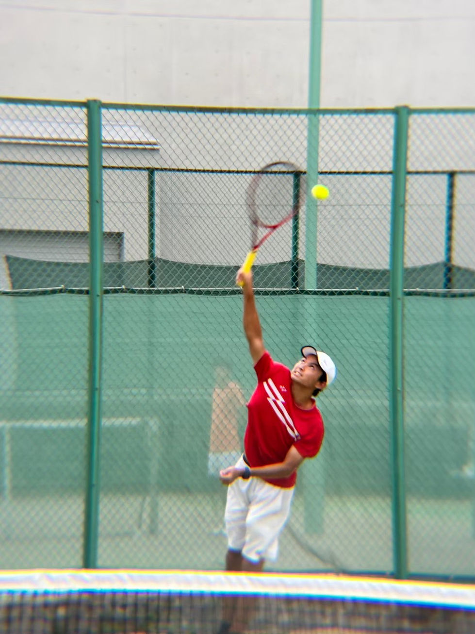 サーブを打つ瞬間の部長