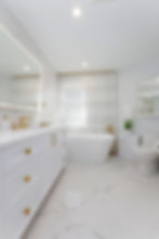 Salle de bain lumineuse avec accent laiton par Maxime Inspiration