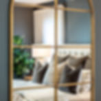 Chambre principale miroir forme arche laiton vieilli murs couleur Urban bronze voilage sur
