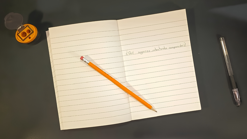 Cuaderno abierto, con un lápiz amarillo y una pregunta sobre aquello que seguimos intentando comprender.
