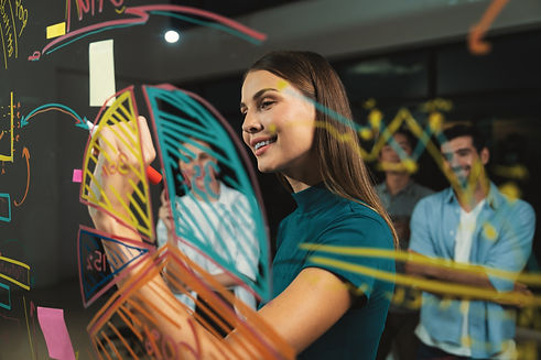 jovem-e-bonita-mulher-de-negocios-escrevendo-um-plano-de-negocios-para-um-investidor-em-um