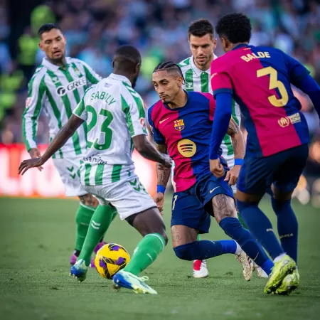 Barcelona deixa vitória escapar no fim contra o Betis em noite de reencontro com Vitor Roque