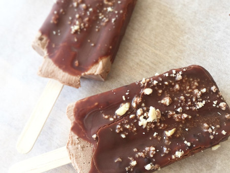 Raw chokladfudgeglass på pinne