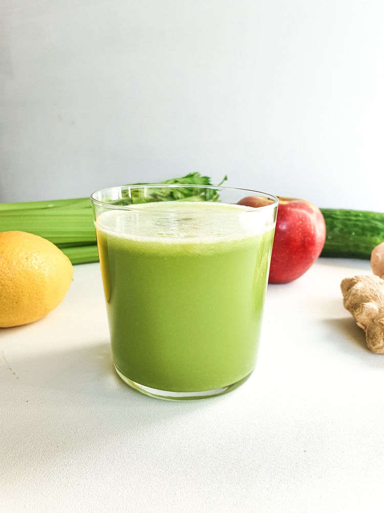 Grön juice på selleri, gurka, citron, ingefära & äpple