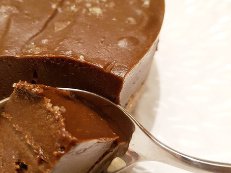 Raw chokladfudgekaka med havssalt (& valbar proteingömma)