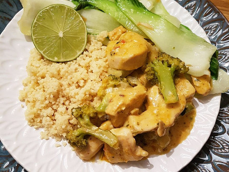 Asiatisk kyckling- & boccoligryta med pak choi