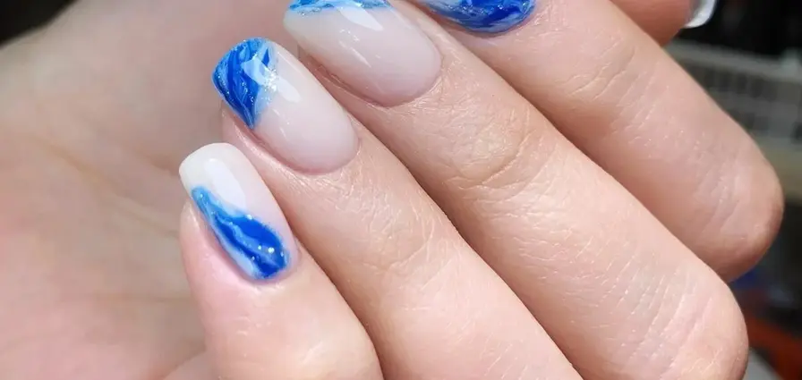 מניקור מקצועי ולק ג'ל עם עיצוב ציפורניים עדין בקליניקה טמרה ביוטי קליניק ירושלים