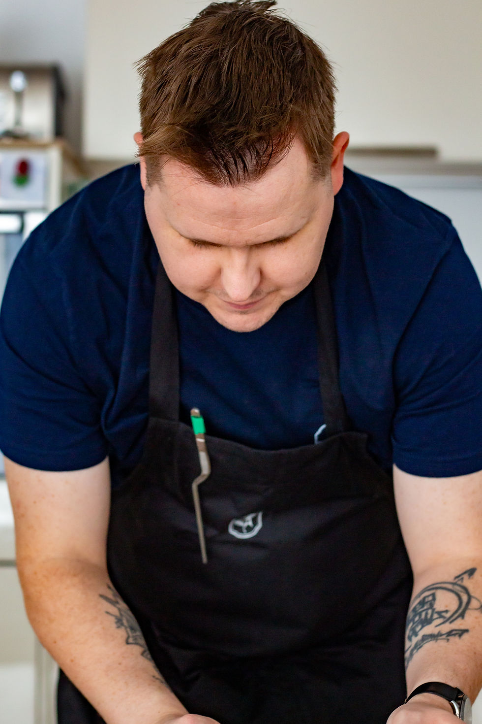 Black Schürze mit Person, Vorderansicht