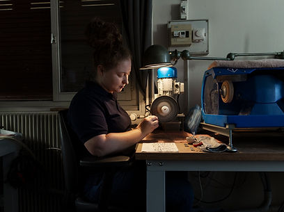Photographie d'artisanat, Taille de pierres chez les lapidaires Ulysse Poncet, dans le Haut-Jura