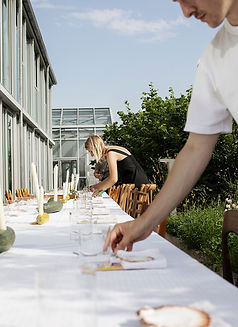 Dressage d'un buffet, dans les jardins de Freia, restaurant étoilé Nantais, pour le livre Terre mère, de la cheffe nantaise Sarah Mainguy chez Hachette Cuisine
