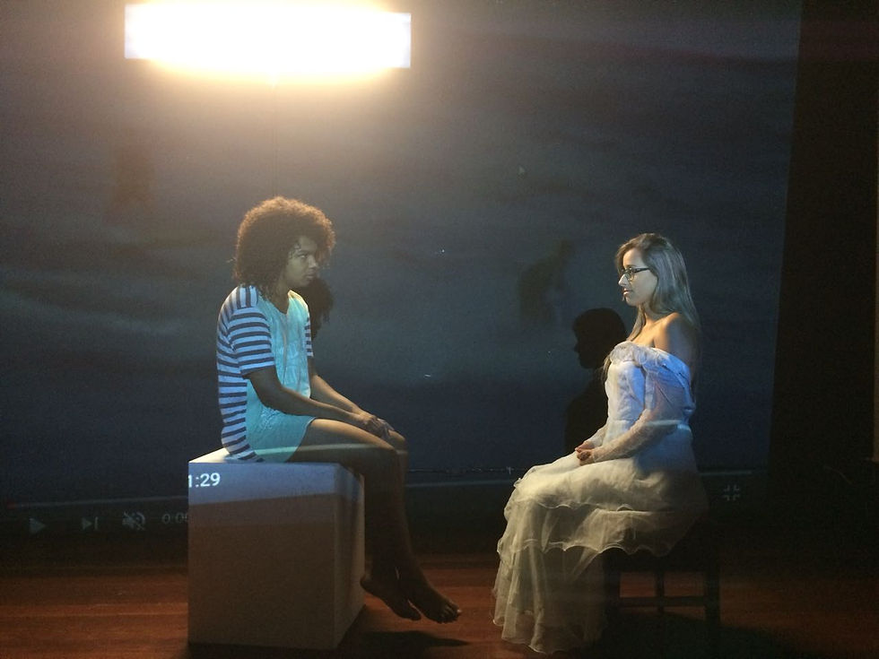 O encontro de dois forncedores (ao fundo, projeção de um vídeo de um mar agitado)