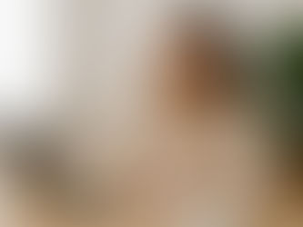 une naturopathe moderne installée à son b ureau dans son cabinet de naturopathie