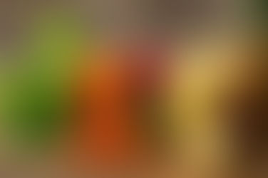 plusieurs verres de jus frais et colorés réalisés à l'extracteurs