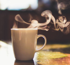 Boire une boisson chaude pour un petit déjeuner sain