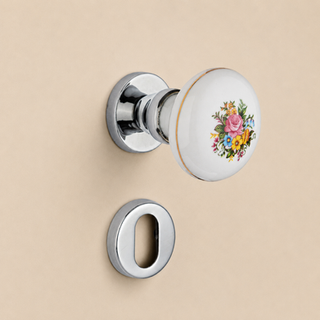 Maçaneta de porcelana branca com estampa flores cloridas, acabamento cromado e friso dourado, modelo clássico estilo vintage para portas internas e externas.